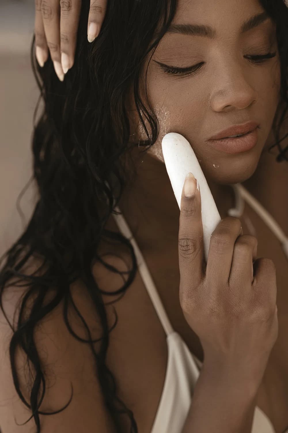 A woman cleansing her face with the Solène bar
